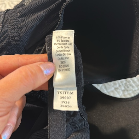 Athleta v-neck built-in bra - Picture 5 of 6